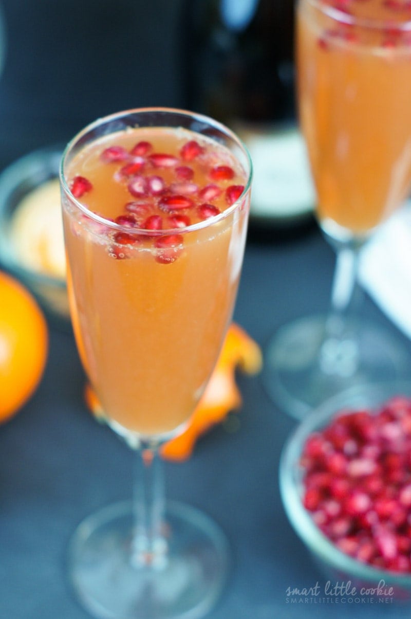 Como Hacer Mimosas con Mandarina y Granada ~ ¡Una simple mezcla de jugo de mandarina, jugo de granada y champán hace una deliciosa bebida burbujeante y festiva perfecta para la víspera de Año Nuevo!