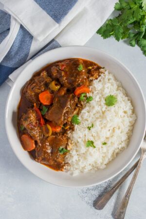 Rabo encendiio served in a bowl on top of white rice.
