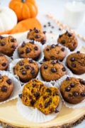 Muffins de Calabaza con Chispas de Chocolate packed with pumpkin puree and chocolate chips. - Smart Little Cookie