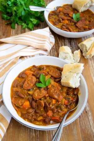 Frijoles con chorizo servidos en un plato de cristal