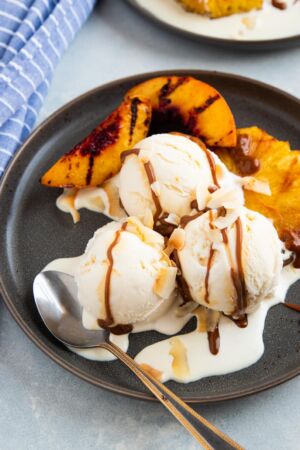 Helado con Piña a la Parrilla y Dulce de Leche