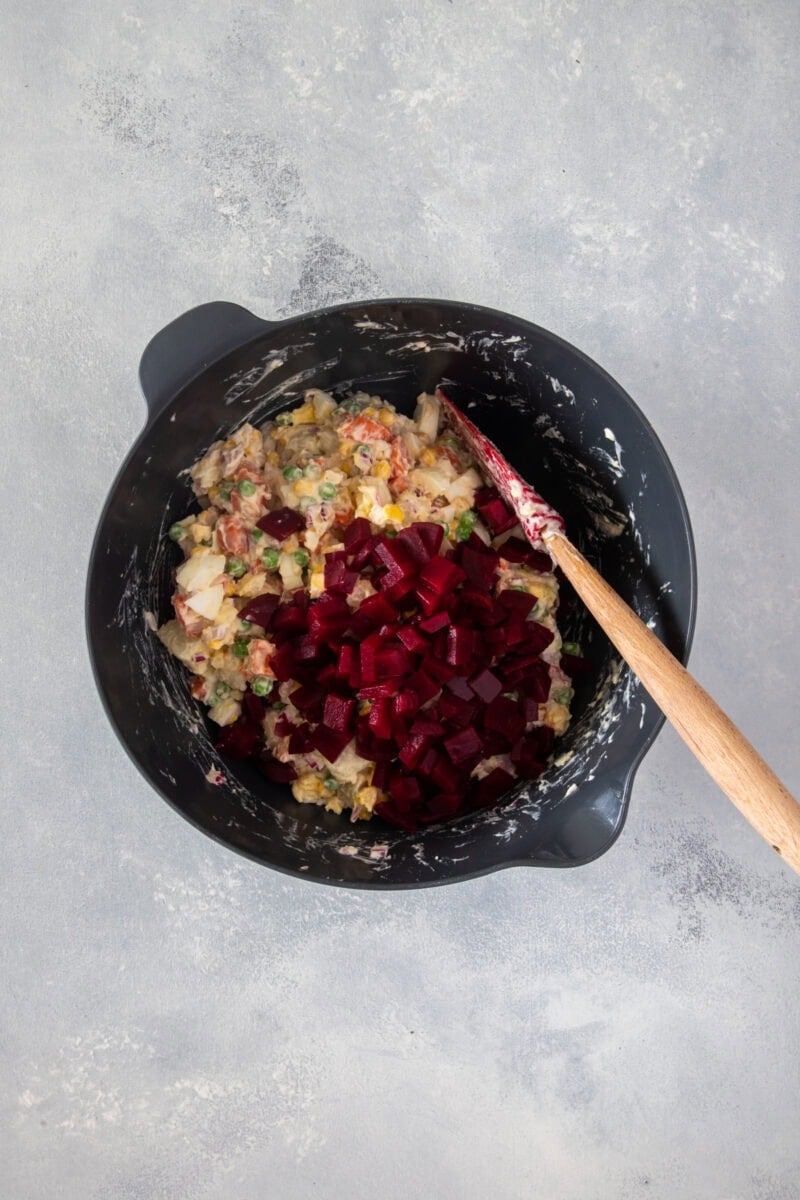 ensalada rusa en un bowl grande