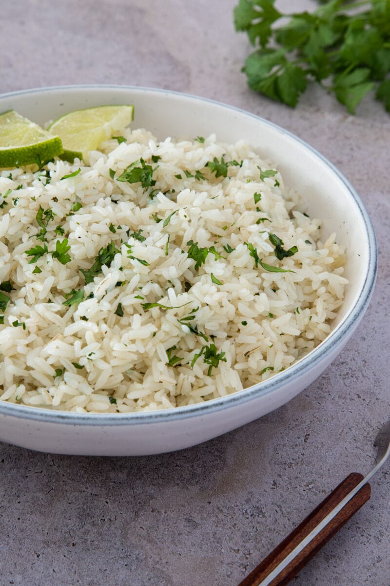 arroz con limón y cilantro servido en un bol listo para comer