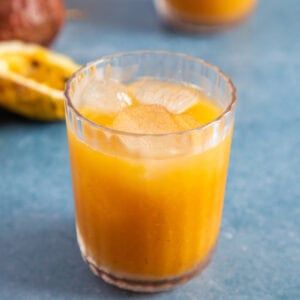 A glass of chilled passion fruit juice (jugo de chinola) with ice.